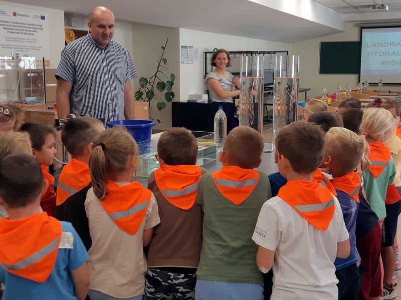 Wizyta dzieci w laboratorium hydraulicznym naszej Katedry
